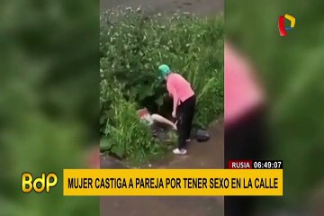 Rusia: mujer castiga a palazos a pareja que tenía sexo en plena calle