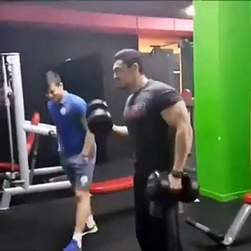 Une drôle de façon de travailler ses biceps !