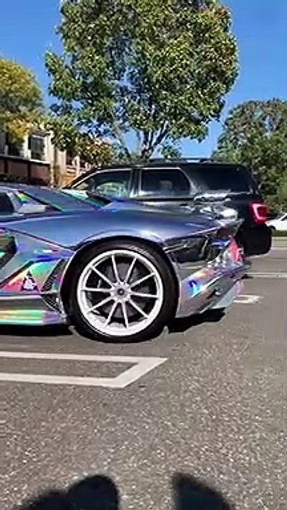 La peinture de cette Lamborghini est incroyable : chromée arc-en-ciel