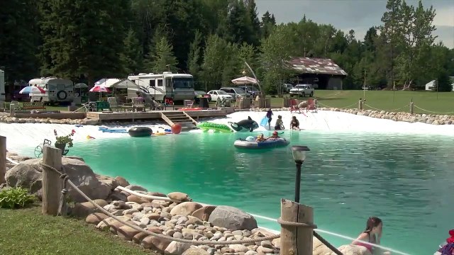 Il s'est construit une piscine géante dans son jardin... le paradis