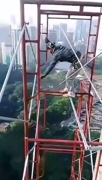 Monter un échafaudage au sommet d’un gratte-ciel sans aucune sécurité... vertigineux