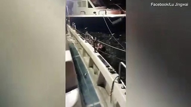 Un banc de sardines piégé entre 2 bateaux de pecheurs