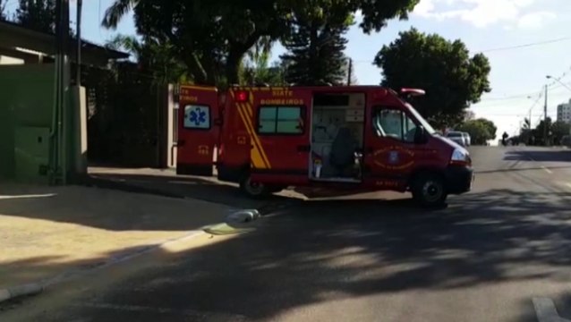 Mulher tem suspeita de fratura ao sofrer queda em residência no Centro