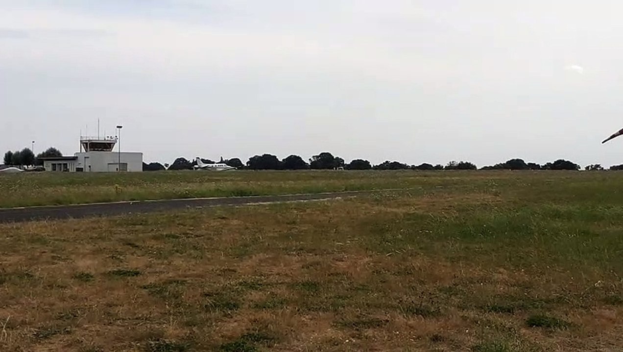 Décollage de l'avion où a pris place, au poste de pilotage, Roger Desplanques, l'heureux centenaire