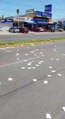 ¡Ya se supo quién fue! Multan a conductor que tiró miles de ‘papelitos’ en Culiacán