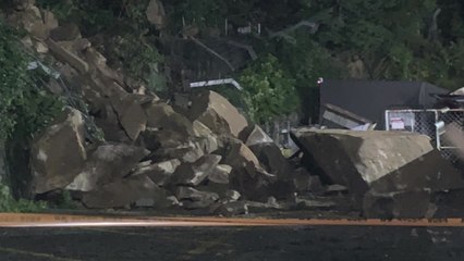 폭우에 부산 아파트 뒷산에서 낙석...자동차 깔려 / YTN