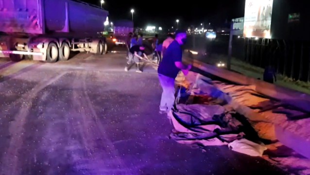 Carreta é 'destombada' no Trevo Cataratas; Grande transtorno foi provocado em acidente