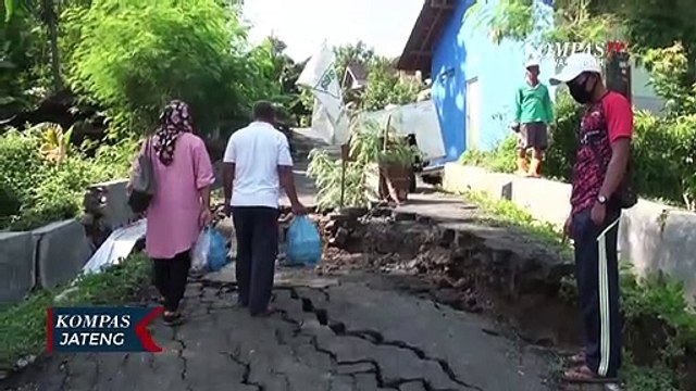 Tanah Ambles Jalan Penghubung Srondol Kulon Rusak