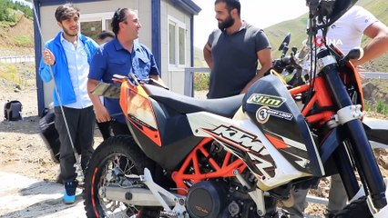 Motosikletle 2 bin 300 rakımda zipline yaparak kanatlandı