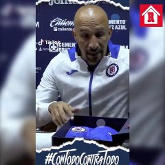 Conejo conoce la nueva playera de Cruz Azul
