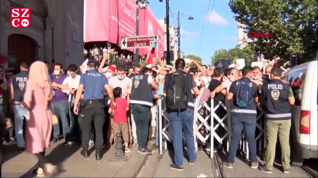 Polis bariyerini aşan kalabalık Ayasofya Camii'ne doğru koştu