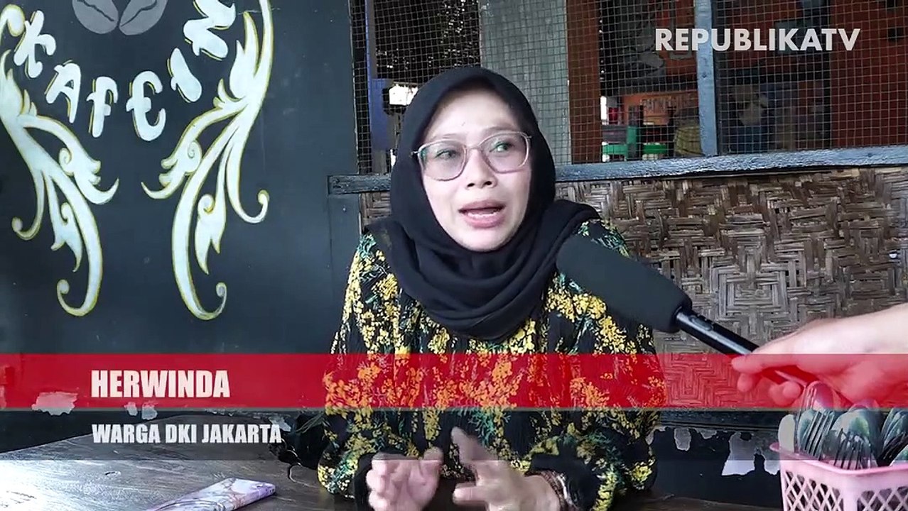 Seorang warga menyantap kue klepon.
