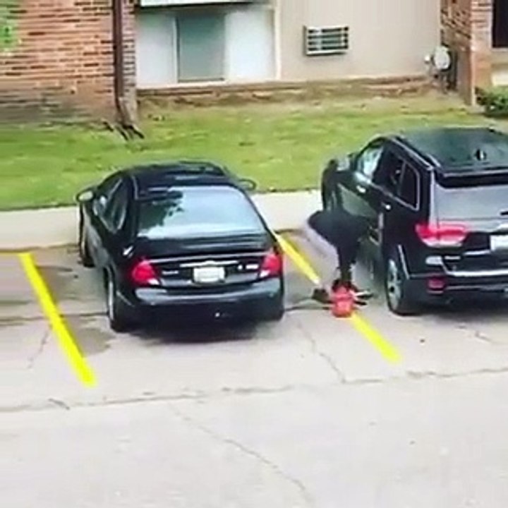 Elle a failli se tuer en voulant incendier cette voiture.