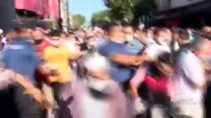 Polis bariyerini yıkan kalabalık Ayasofya Camii'ne doğru koştu