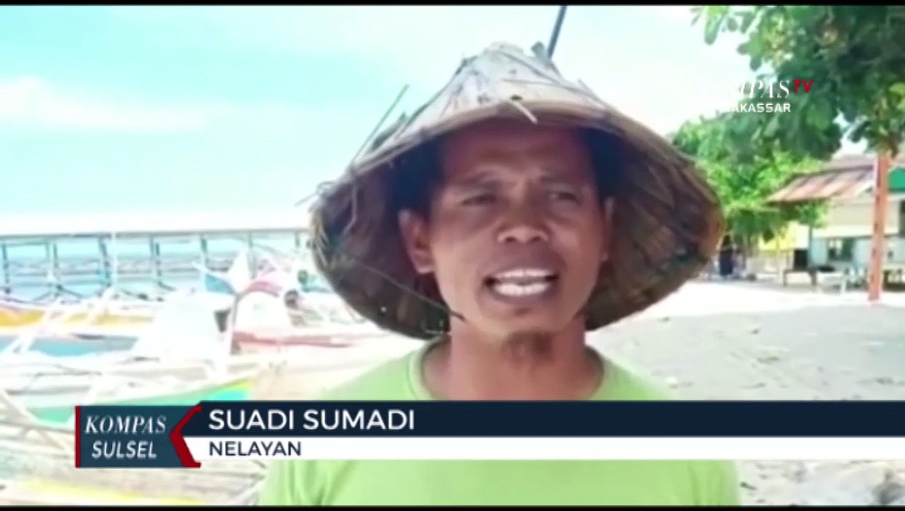 Kapal Nelayan Hadang Kapal Penambang Pasir Asal Belanda