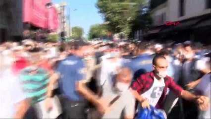 Polis bariyerini aşan kalabalık Ayasofya Camii'ne doğru koştu