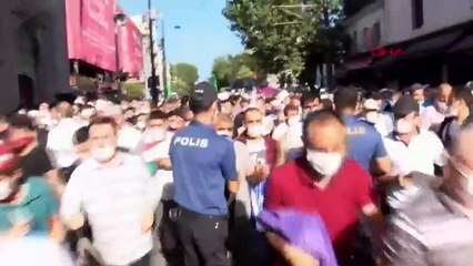 Polis barikatını yıkarak Ayasofya'ya koştular!