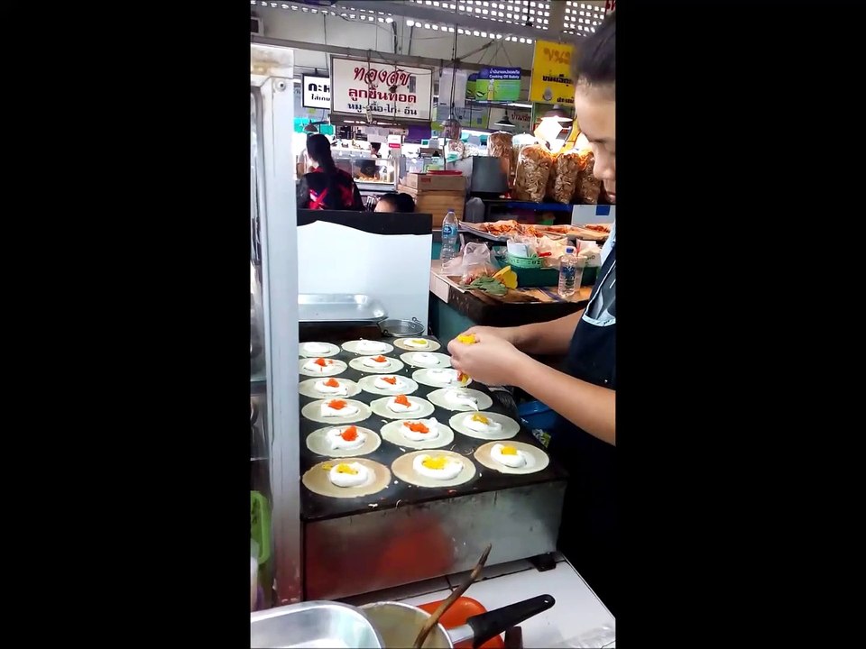チェンマイの美味しい焼き菓子だよ。Chiang Mai of Thailand