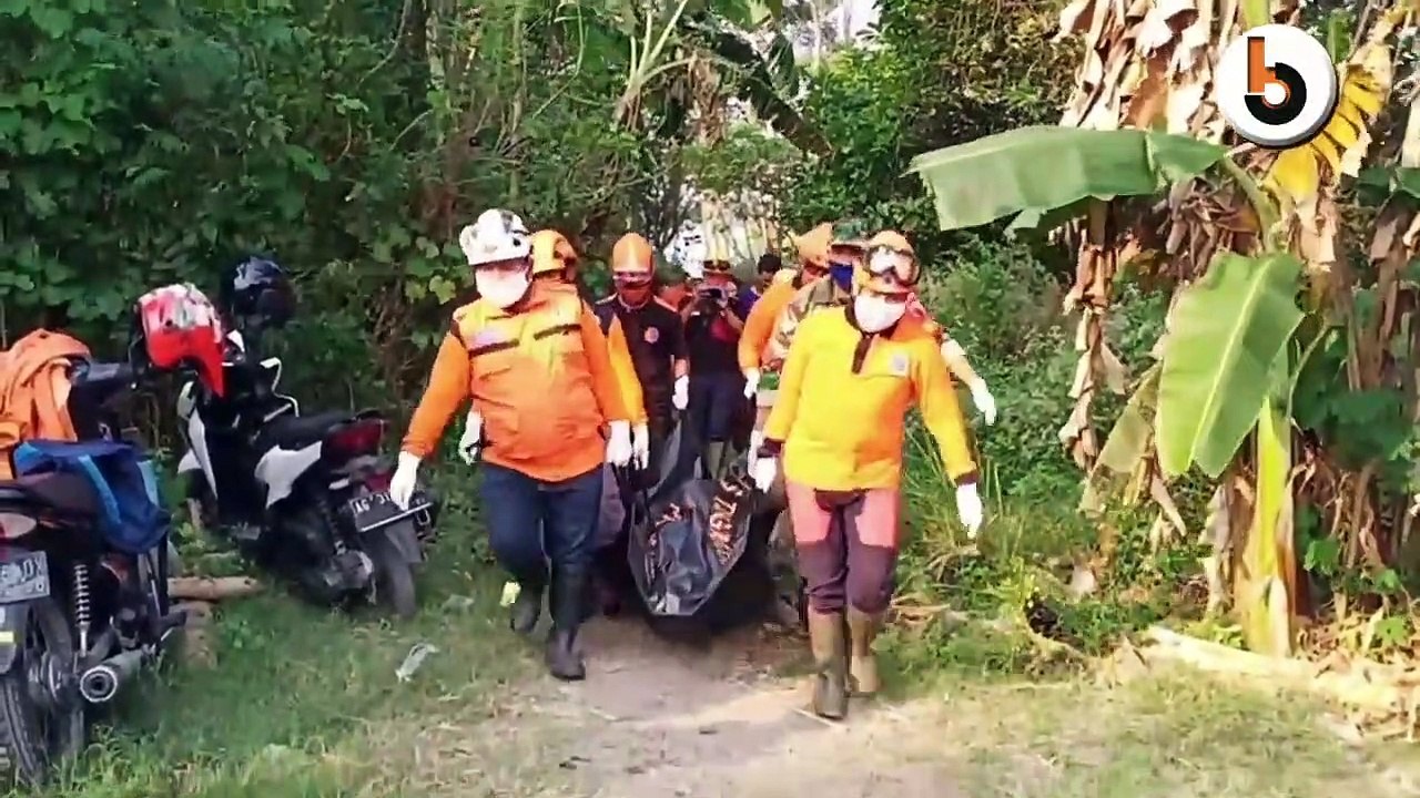 MAYAT PRIA MENGAPUNG DI SUNGAI BRANTAS