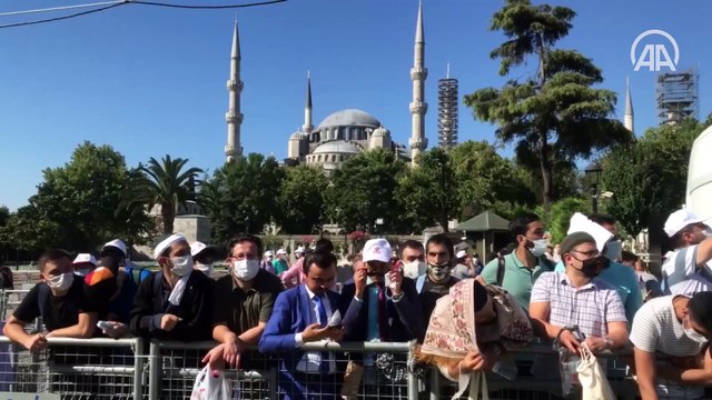 Vatandaşlar Ayasofya-i Kebir Cami-i Şerifi'ne gelerek cuma namazı kılmak için beklemeye başladı