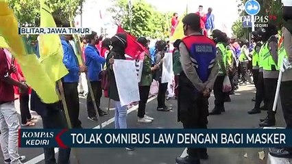 Tolak Omnibus Law Dengan Bagi Masker