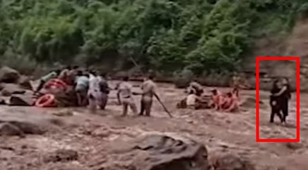 नदी के बीच में जाकर से सेल्फी लेना दो सहेलियों को पड़ गया भारी, देखें VIDEO