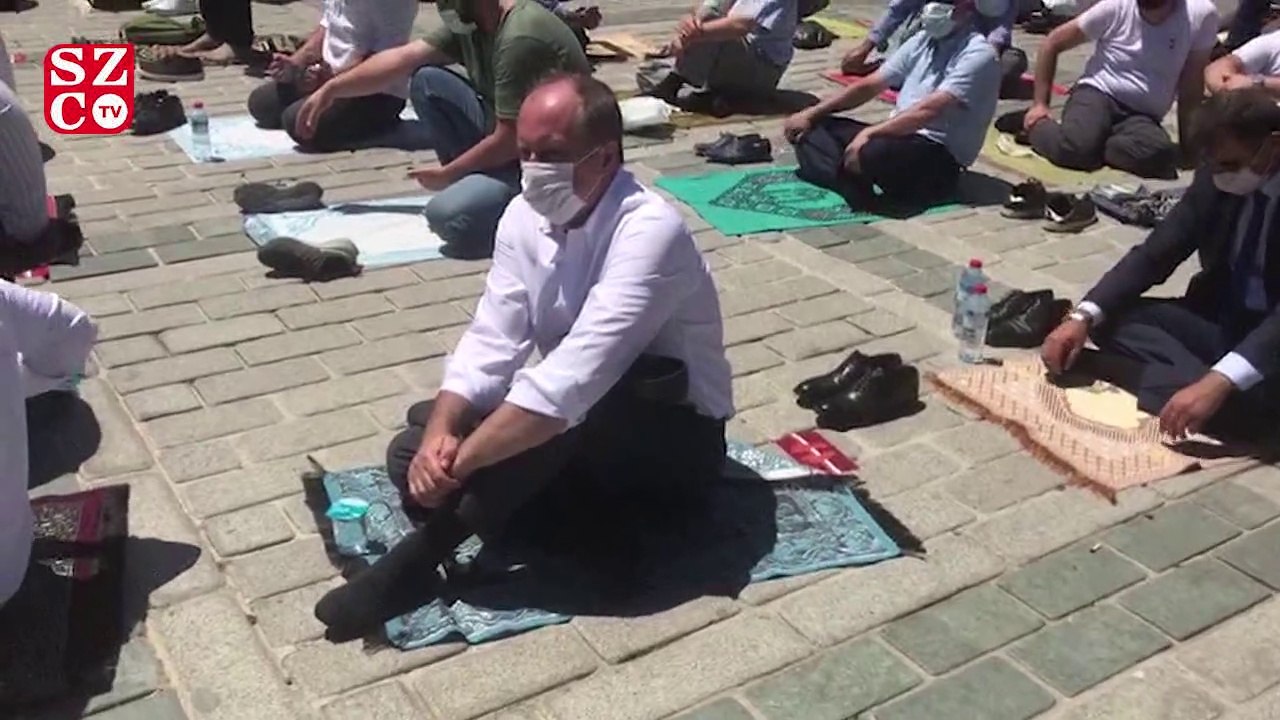 Muharrem İnce vatandaşların arasında namaz kıldı