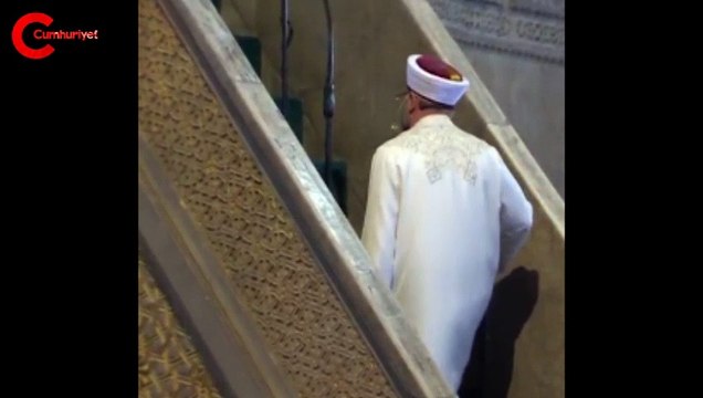 Ayasofya Camii'nde ilk hutbe: Ali Erbaş kılıçla çıktı