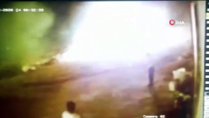 Çiftçinin traktörü ve samanlarını böyle yaktılar