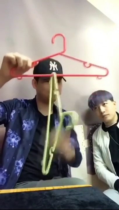 Magic tricks revealed in a funny way - Tours de magie dévoilés de manière comique