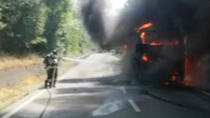 Скачать видео: Arezzo - In fiamme autobus sulla statale 73 (24.07.20)