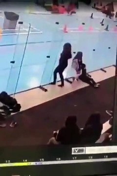 Elle se cogne trois fois sur des vitres avant de trouver la porte, tellement les vitres étaient transparentes !