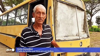 Família venezuelana mora em ônibus e sonha com "casa normal"