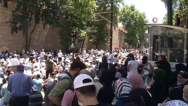 Ayasofya Camii açılışında meydana sığmayan cemaat caddelerde namaz kıldı