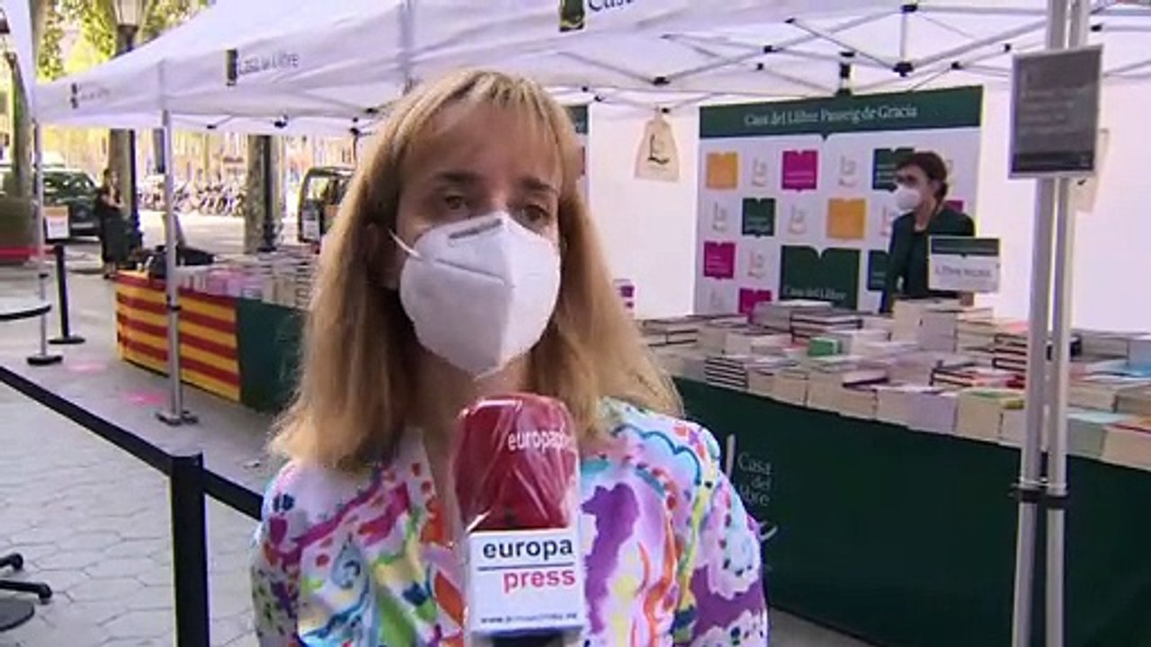 Barcelona vive un 'Sant Jordi' de verano en mitad de los rebrotes