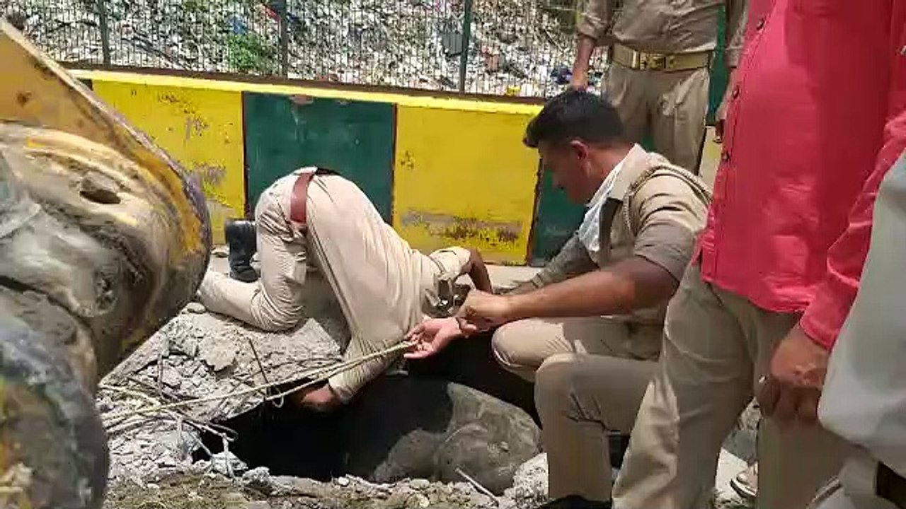 पुलिस ने बचाई जान, रेस्क्यू मिशन चलाकर सांड को निकाला बाहर