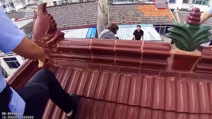 Police rescue teenager who threatened to jump off roof in China