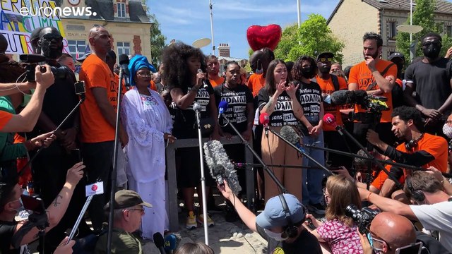 Francia: la polizia cerca di riacquistare la fiducia dei cittadini