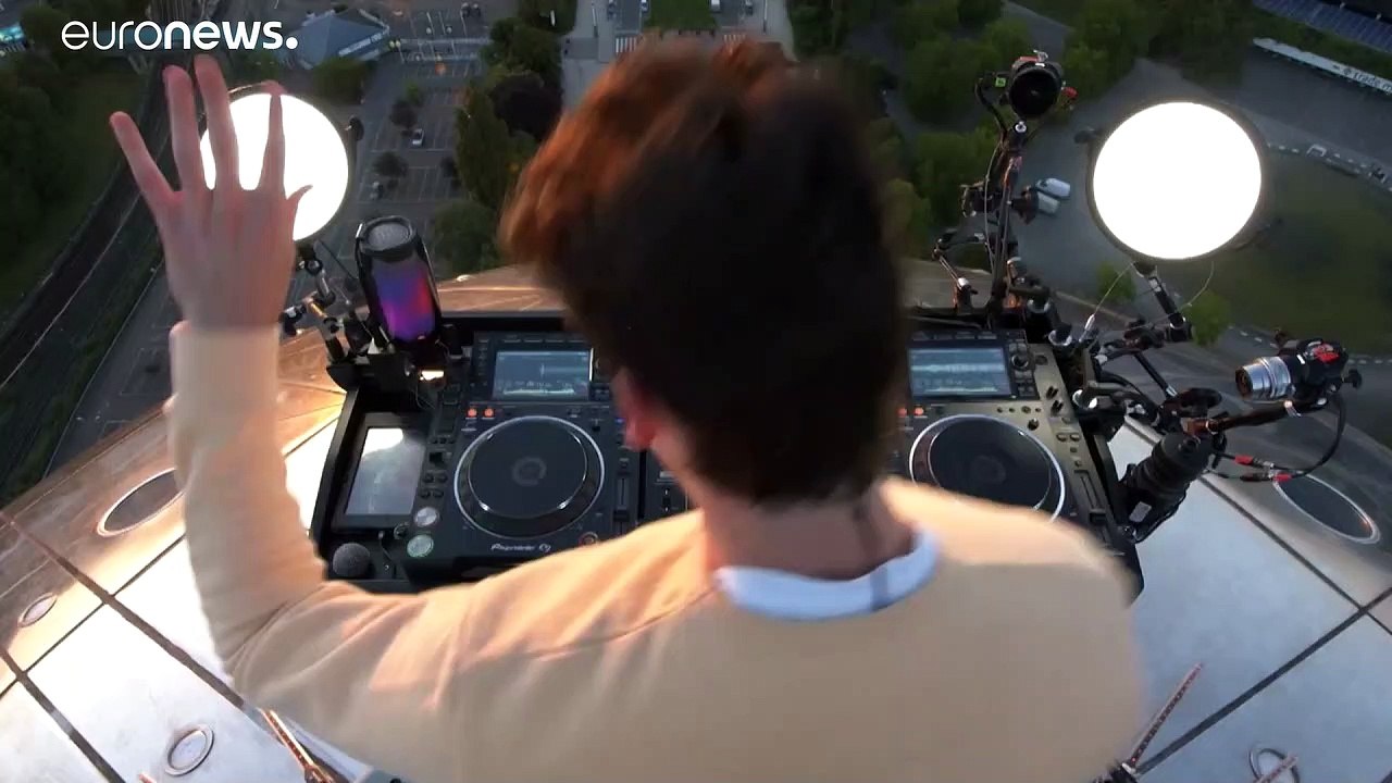 Unter Ausschluss der Öffentlichkeit: DJ-Set in 102 Metern Höhe