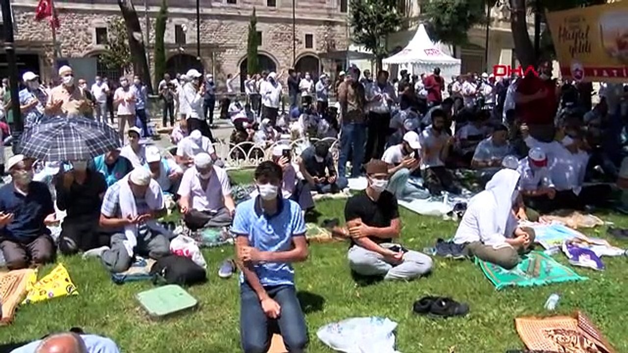 CHP'li Muharrem İnce namazını Ayasofya Camii yakınındaki meydanda kıldı