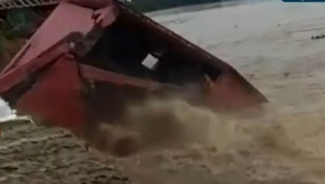 Flood fury in Bihar, building washed away!