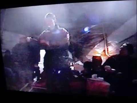 VEJLE | Poul Erik Nielsen | Spiller luftguitar med et hop | Mister balancen | Falder bagover | Bålet