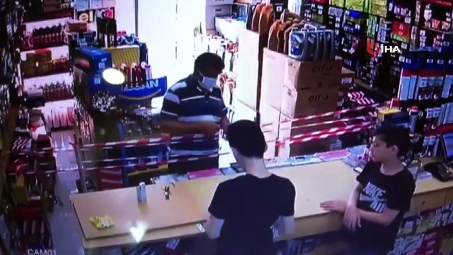 Bir müşterinin unuttuğu telefonu başka bir müşteri böyle çaldı