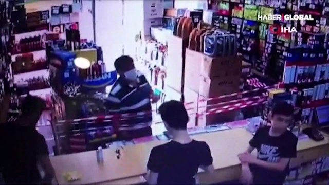 Bir müşterinin unuttuğu telefonu başka bir müşteri çaldı