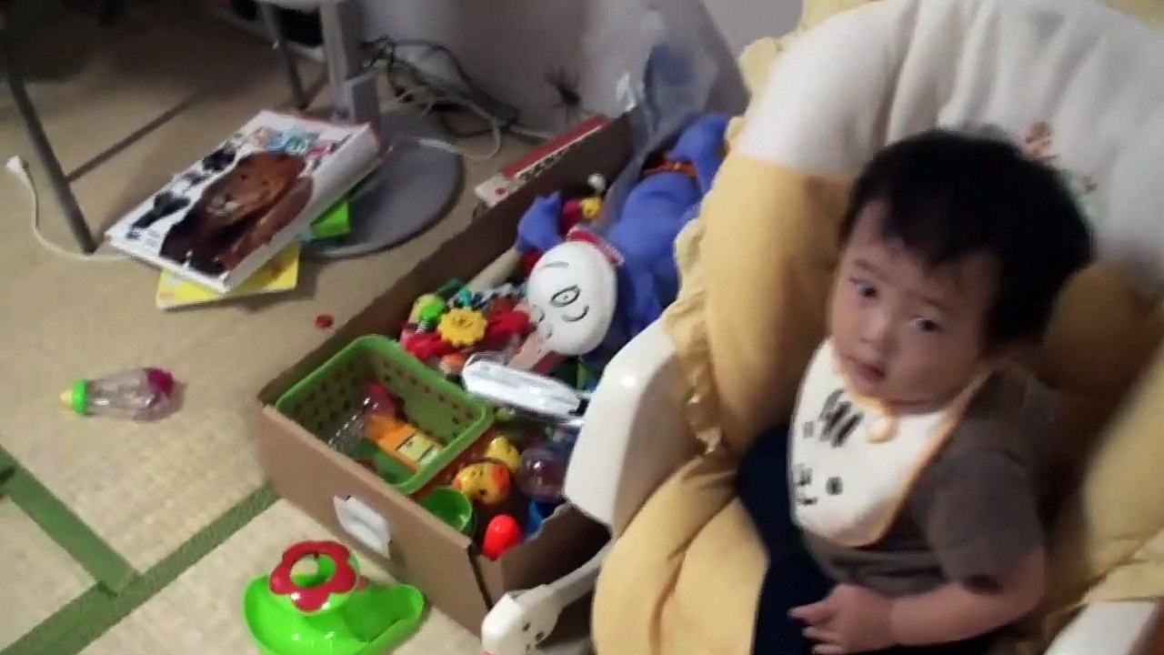 Ce que ce papa découvre dans la chambre de son fils est terrifiant... Enorme araignée