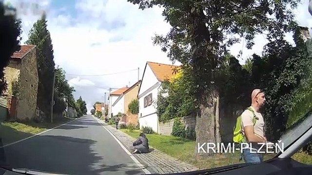 Ce policier en civil a un bon réflexe pour faire fuir un chien agressif
