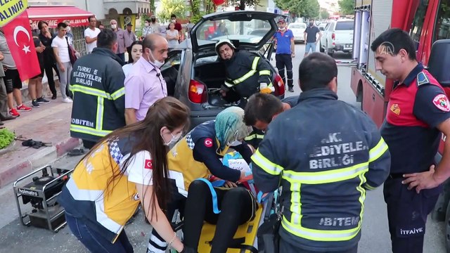 Otomobilde sıkışan sürücüyü itfaiye kurtardı - BURDUR