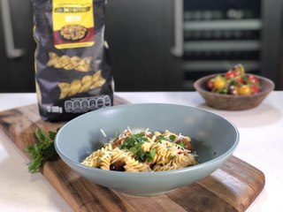 Rotini con jitomate y arándanos - Cocina con Conexión - Sonia Ortiz con Juan Farré