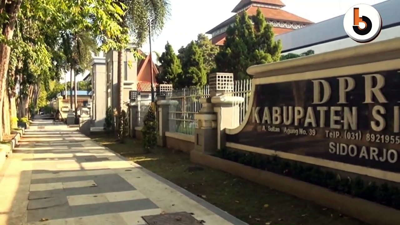 ANGGOTA DEWAN VIRAL GOYANG PINGUIN BERSAMA TNI DAN POLRI