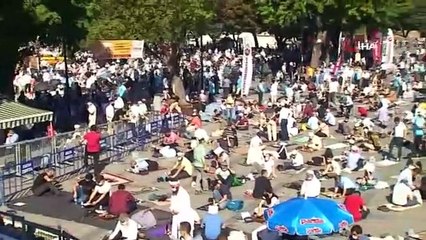 Ayasofya Camii'nin önünde vatandaşlar bayram coşkusu yaşıyor